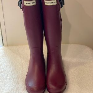 Hunter Tall Rain Boots Size 6 Loganberry